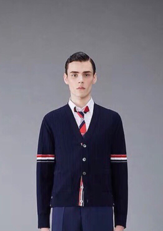 男生上身图 THOM BROWNE 汤姆布朗 TB反底坑条双袖红白蓝羊毛开衫，男女同款情侣款 \n码数：