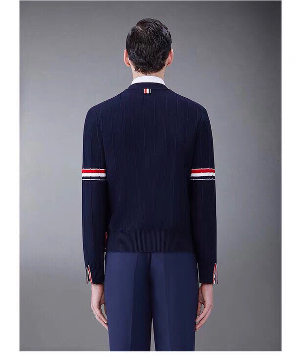 男生上身图 THOM BROWNE 汤姆布朗 TB反底坑条双袖红白蓝羊毛开衫，男女同款情侣款 \n码数：
