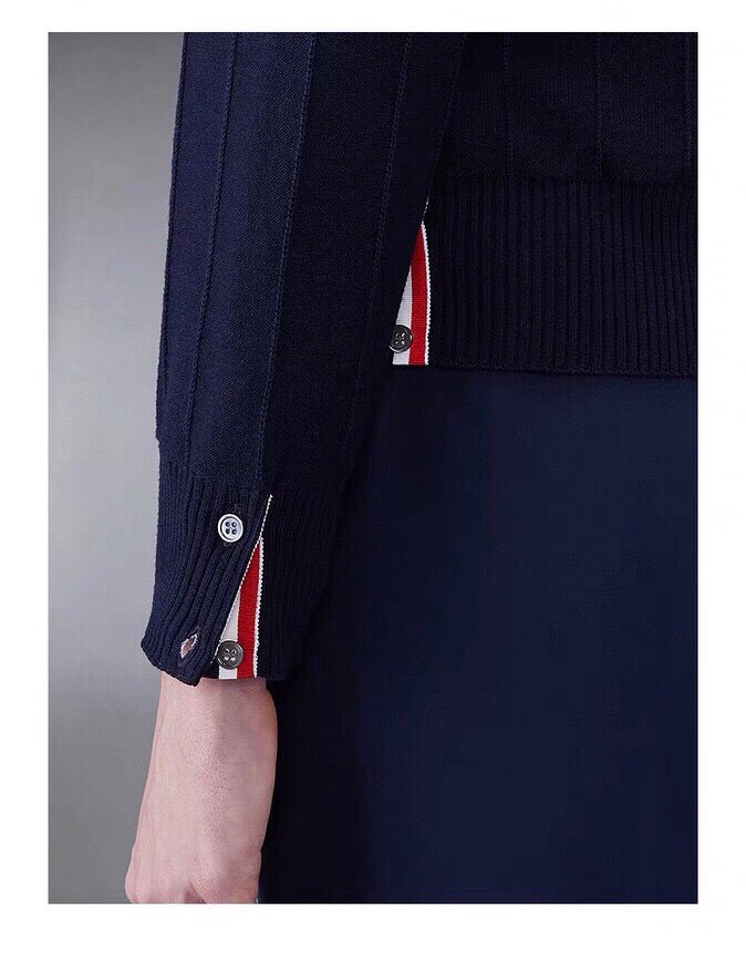 男生上身图 THOM BROWNE 汤姆布朗 TB反底坑条双袖红白蓝羊毛开衫，男女同款情侣款 \n码数：