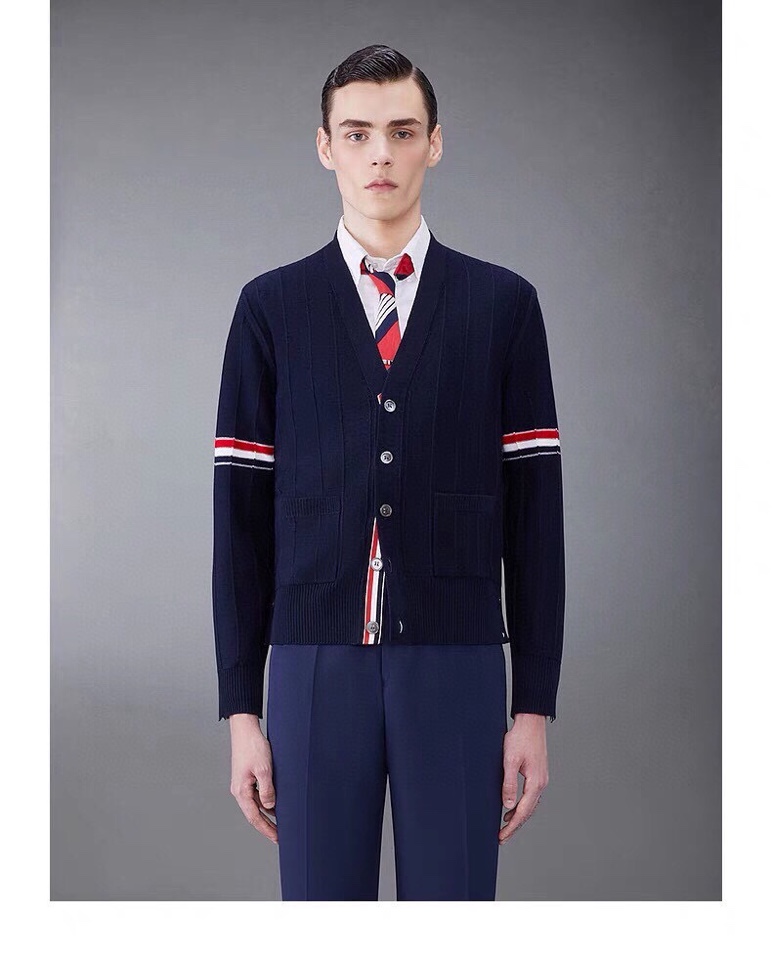 男生上身图 THOM BROWNE 汤姆布朗 TB反底坑条双袖红白蓝羊毛开衫，男女同款情侣款 \n码数：
