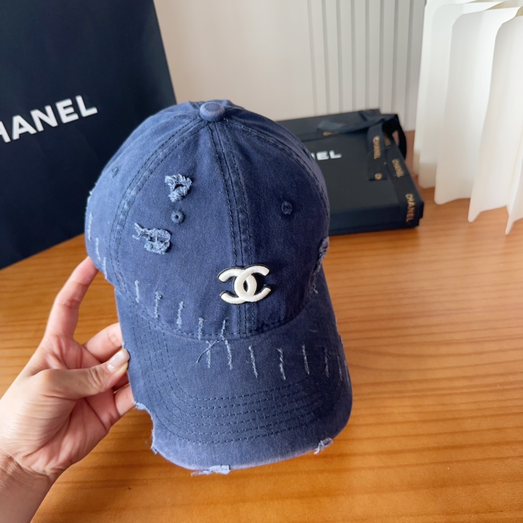 

香奈儿秋冬新款经典休闲潮流款 上架简约棒球帽🧢日韩风格，随便搭配都超好看！出门旅游，绝对要入手的一款