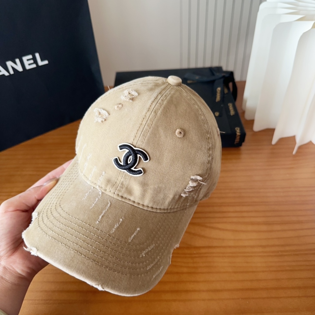 

香奈儿秋冬新款经典休闲潮流款 上架简约棒球帽🧢日韩风格，随便搭配都超好看！出门旅游，绝对要入手的一款