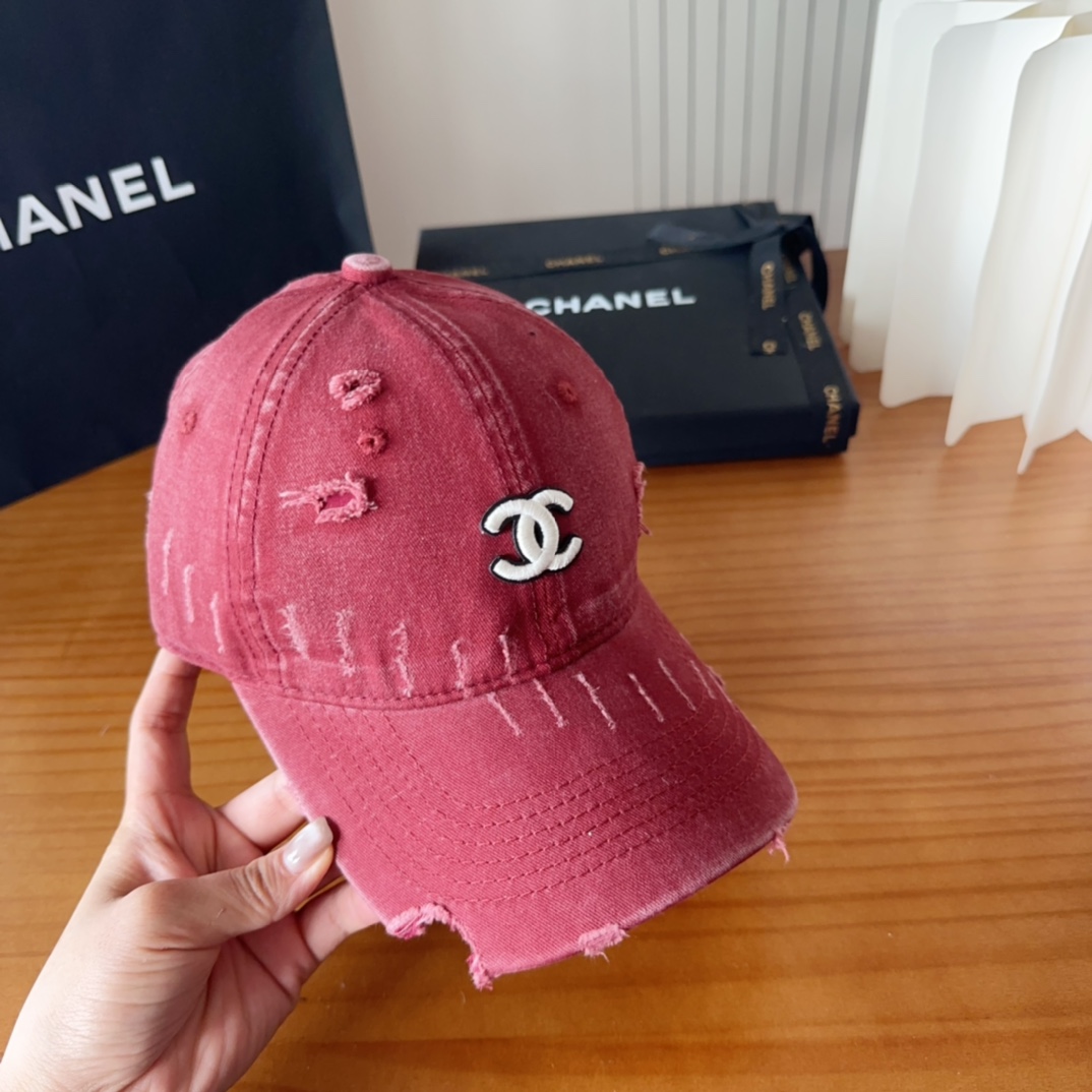 

香奈儿秋冬新款经典休闲潮流款 上架简约棒球帽🧢日韩风格，随便搭配都超好看！出门旅游，绝对要入手的一款