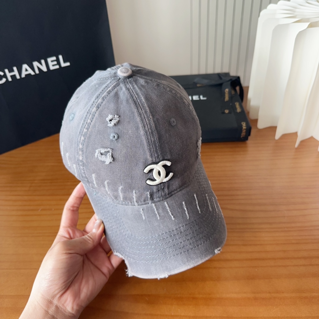 

香奈儿秋冬新款经典休闲潮流款 上架简约棒球帽🧢日韩风格，随便搭配都超好看！出门旅游，绝对要入手的一款