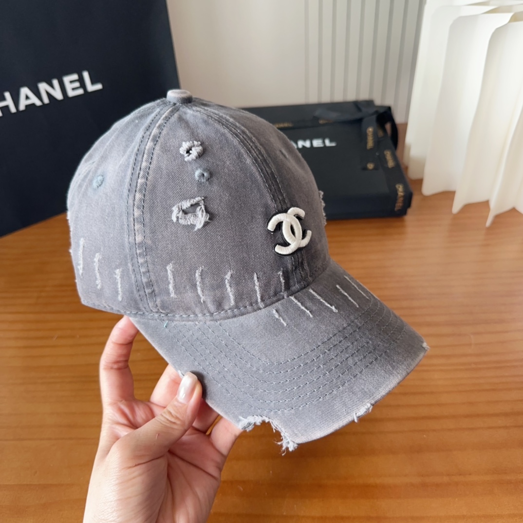 

香奈儿秋冬新款经典休闲潮流款 上架简约棒球帽🧢日韩风格，随便搭配都超好看！出门旅游，绝对要入手的一款