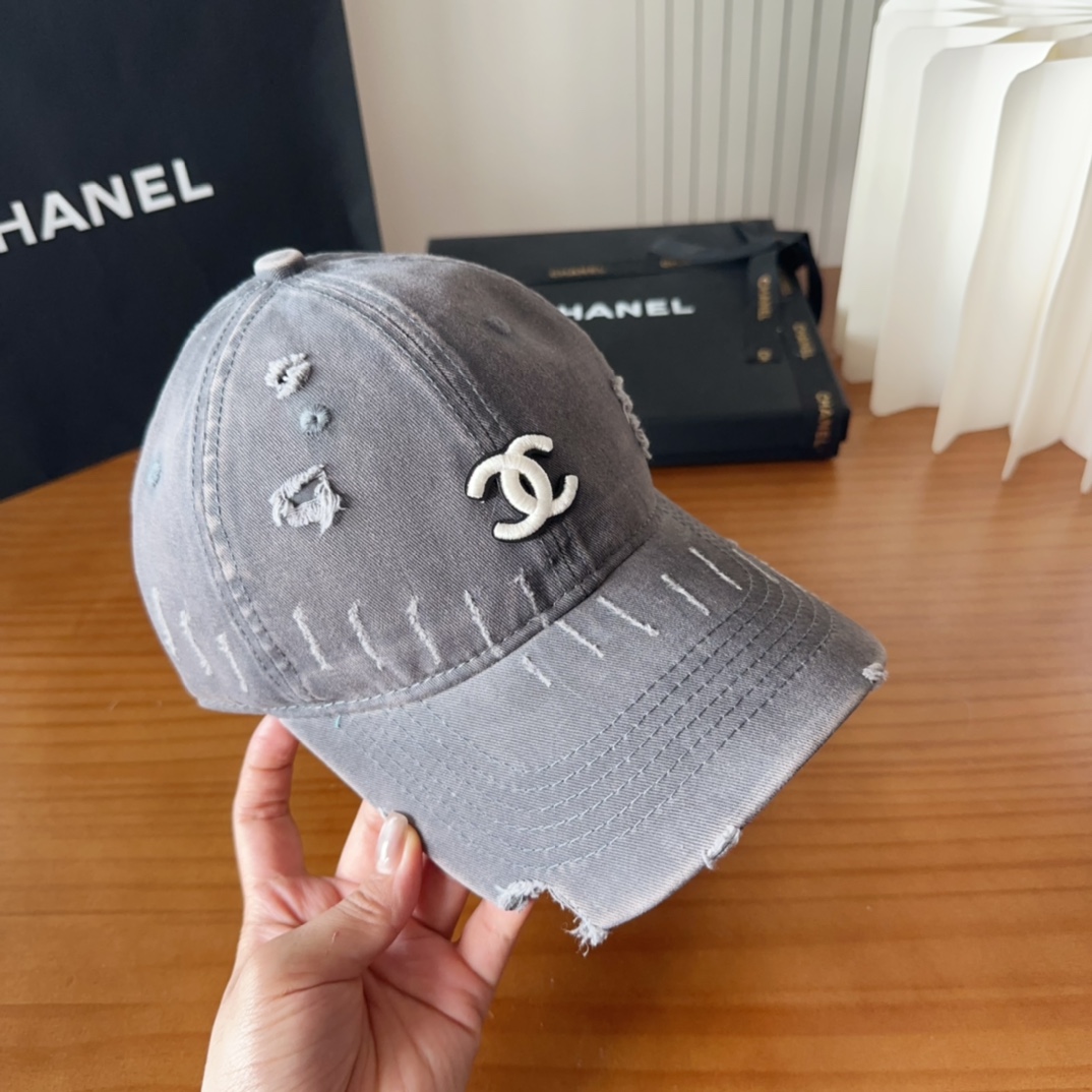 

香奈儿秋冬新款经典休闲潮流款 上架简约棒球帽🧢日韩风格，随便搭配都超好看！出门旅游，绝对要入手的一款