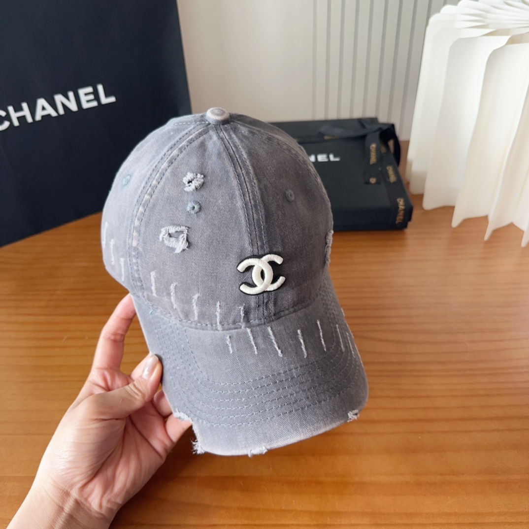 

香奈儿秋冬新款经典休闲潮流款 上架简约棒球帽🧢日韩风格，随便搭配都超好看！出门旅游，绝对要入手的一款