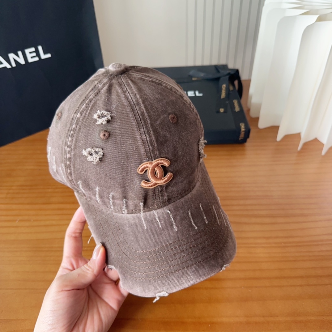 

香奈儿秋冬新款经典休闲潮流款 上架简约棒球帽🧢日韩风格，随便搭配都超好看！出门旅游，绝对要入手的一款