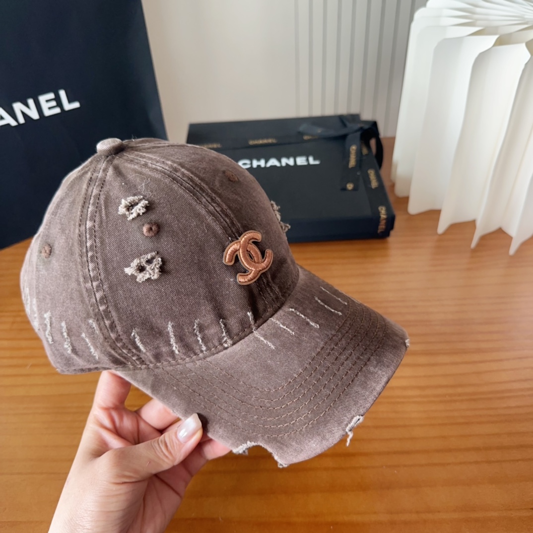 

香奈儿秋冬新款经典休闲潮流款 上架简约棒球帽🧢日韩风格，随便搭配都超好看！出门旅游，绝对要入手的一款