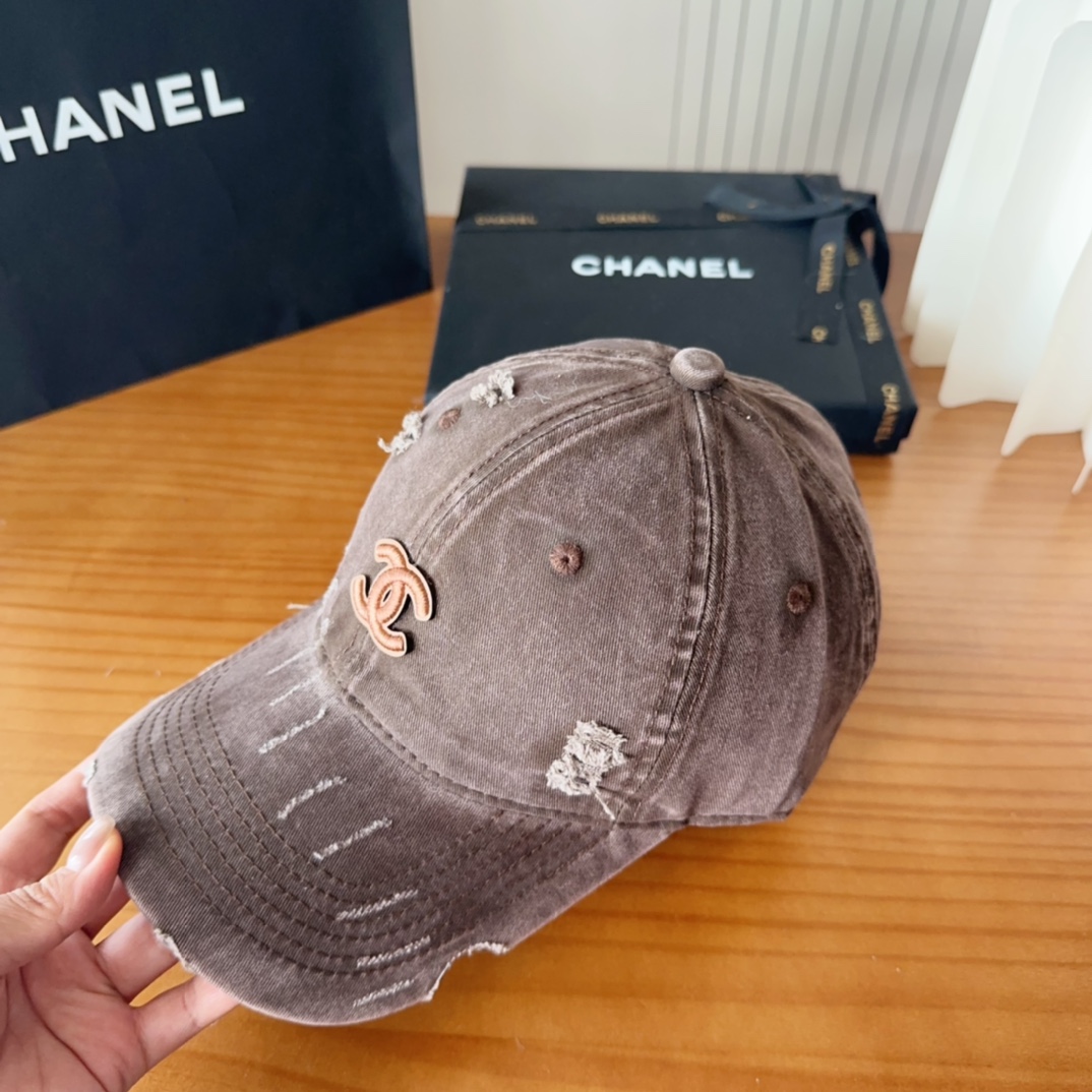 

香奈儿秋冬新款经典休闲潮流款 上架简约棒球帽🧢日韩风格，随便搭配都超好看！出门旅游，绝对要入手的一款