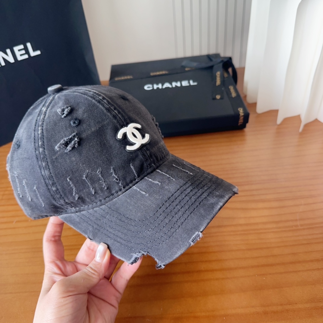 

香奈儿秋冬新款经典休闲潮流款 上架简约棒球帽🧢日韩风格，随便搭配都超好看！出门旅游，绝对要入手的一款