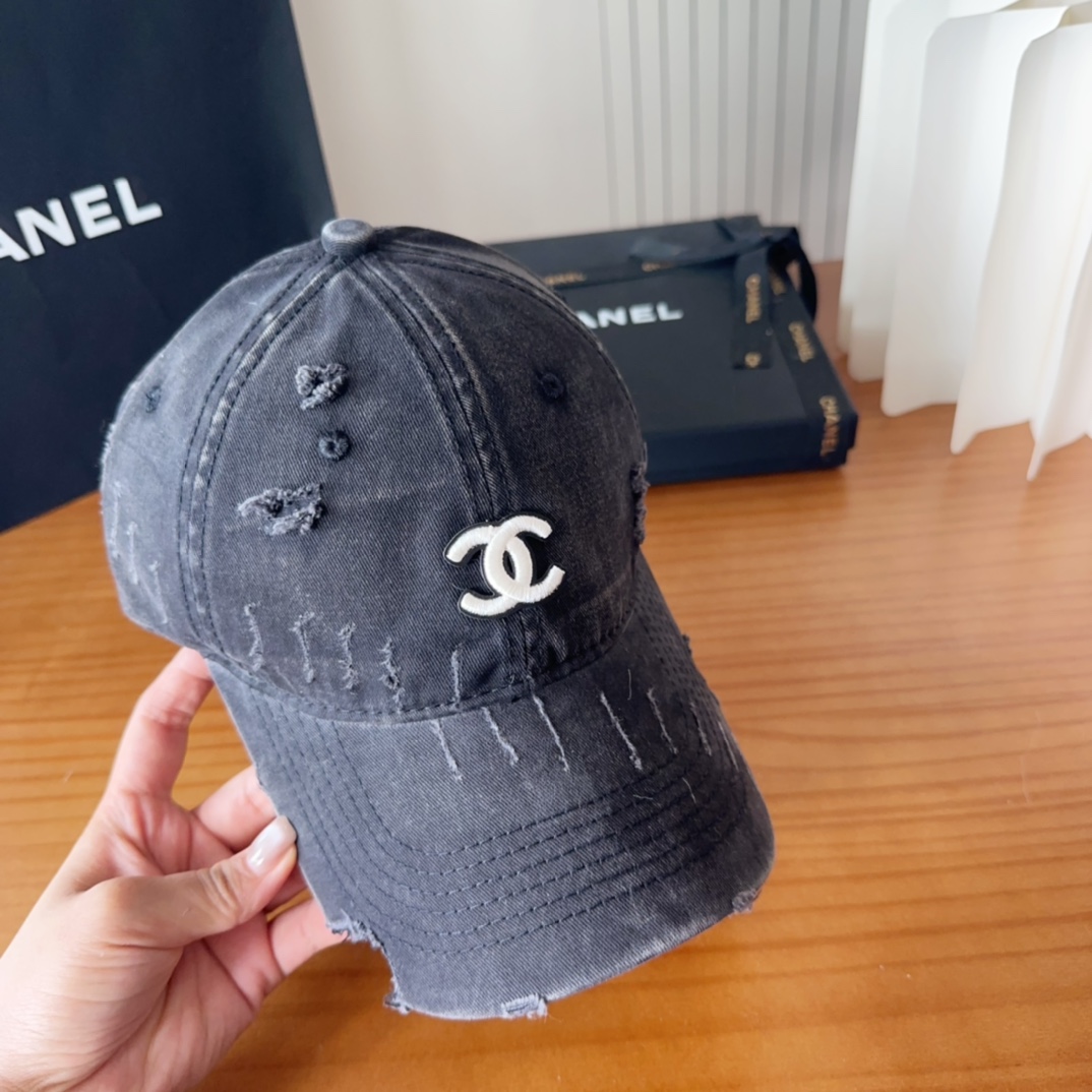 

香奈儿秋冬新款经典休闲潮流款 上架简约棒球帽🧢日韩风格，随便搭配都超好看！出门旅游，绝对要入手的一款