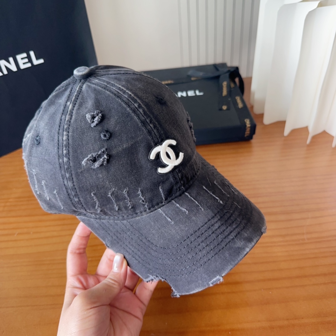 

香奈儿秋冬新款经典休闲潮流款 上架简约棒球帽🧢日韩风格，随便搭配都超好看！出门旅游，绝对要入手的一款