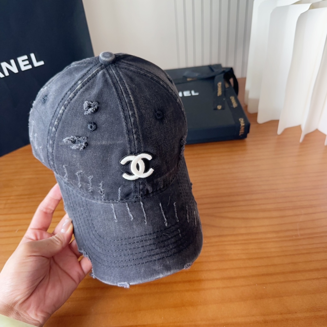 

香奈儿秋冬新款经典休闲潮流款 上架简约棒球帽🧢日韩风格，随便搭配都超好看！出门旅游，绝对要入手的一款