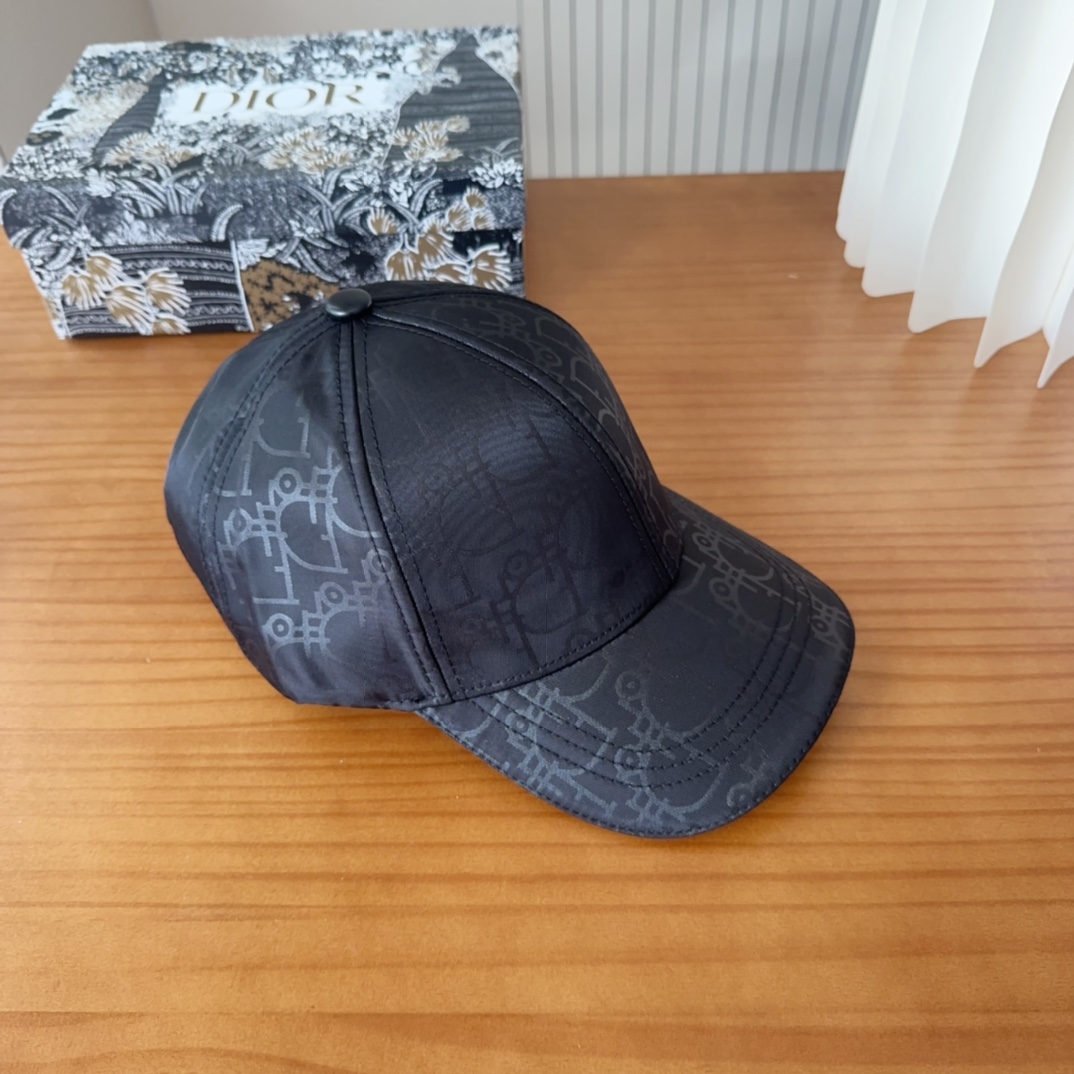 

Dior 迪奥 新款原单棒球帽， 精致純也格调很有感觉，很酷很时尚，专柜断货热门，质量超赞