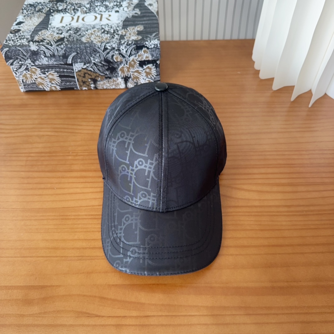 

Dior 迪奥 新款原单棒球帽， 精致純也格调很有感觉，很酷很时尚，专柜断货热门，质量超赞
