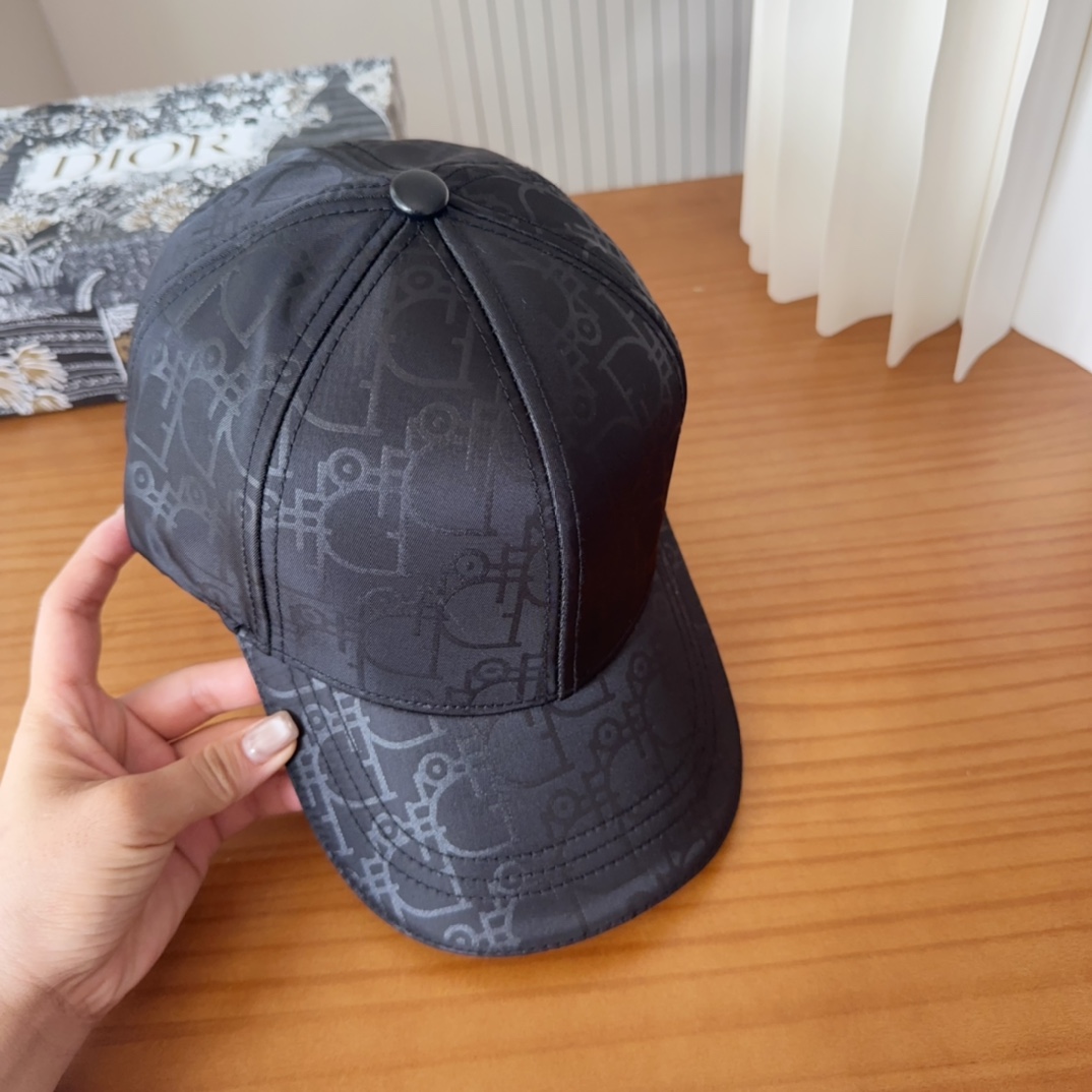 

Dior 迪奥 新款原单棒球帽， 精致純也格调很有感觉，很酷很时尚，专柜断货热门，质量超赞