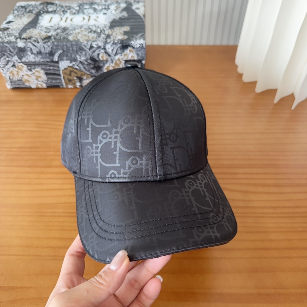 

Dior 迪奥 新款原单棒球帽， 精致純也格调很有感觉，很酷很时尚，专柜断货热门，质量超赞