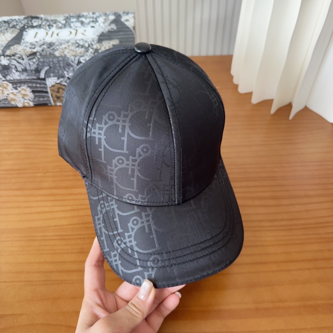 

Dior 迪奥 新款原单棒球帽， 精致純也格调很有感觉，很酷很时尚，专柜断货热门，质量超赞