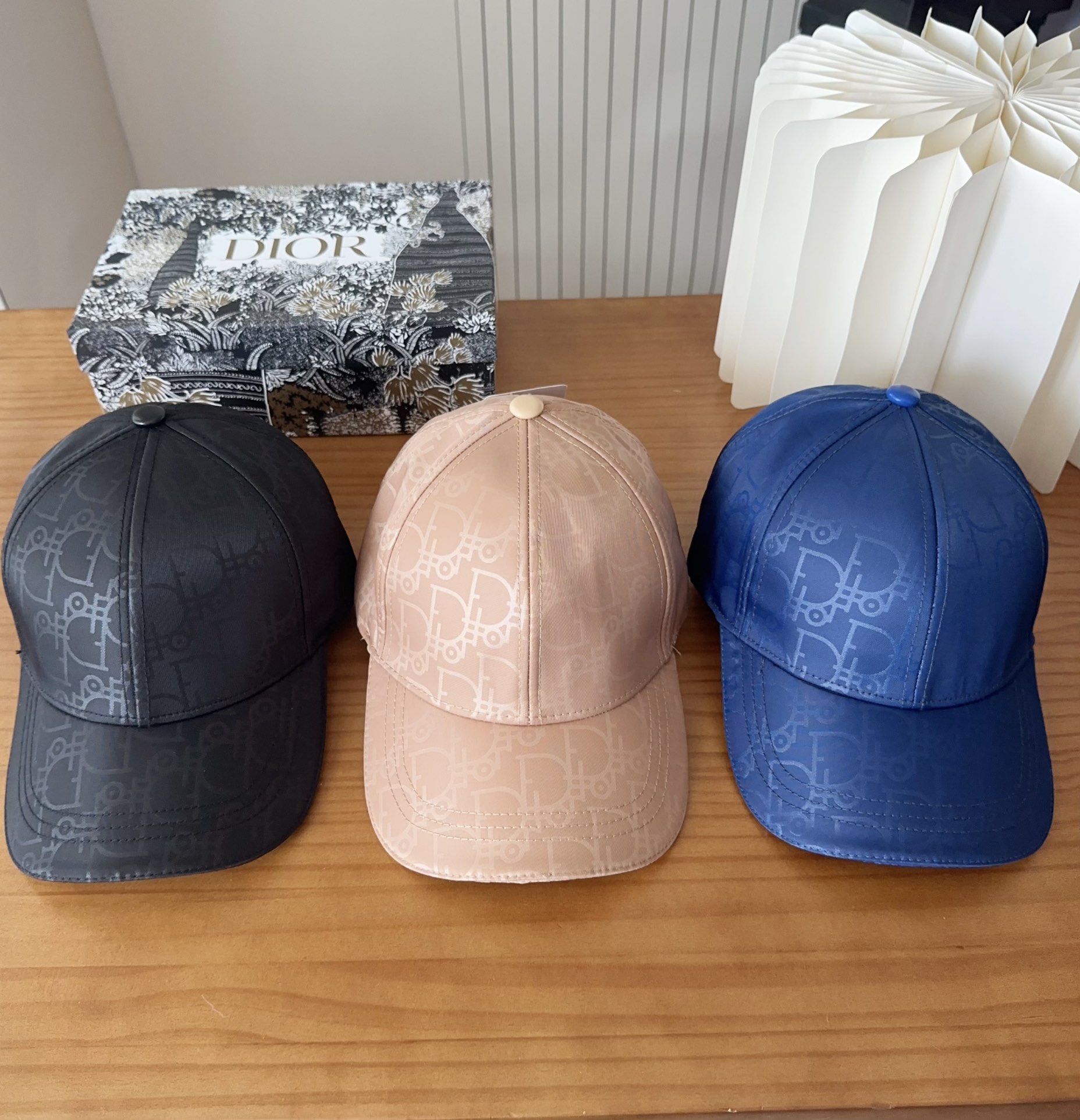

Dior 迪奥 新款原单棒球帽， 精致純也格调很有感觉，很酷很时尚，专柜断货热门，质量超赞