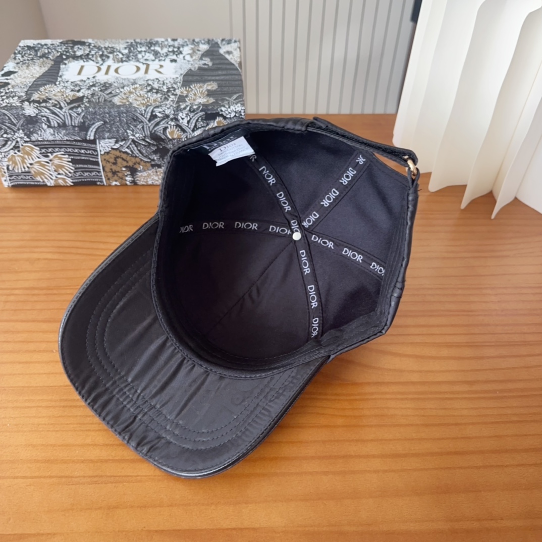 

Dior 迪奥 新款原单棒球帽， 精致純也格调很有感觉，很酷很时尚，专柜断货热门，质量超赞