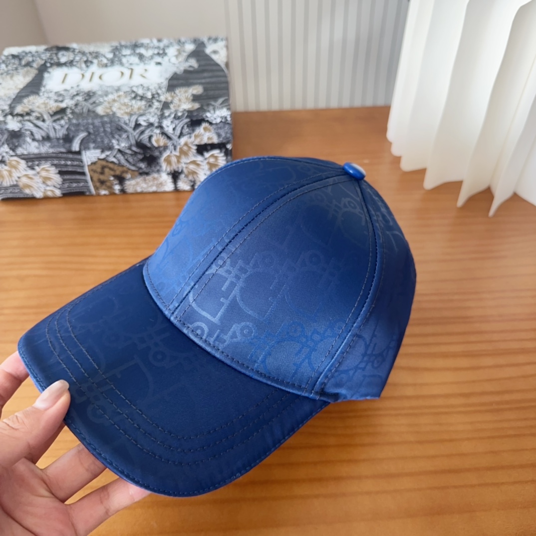 

Dior 迪奥 新款原单棒球帽， 精致純也格调很有感觉，很酷很时尚，专柜断货热门，质量超赞