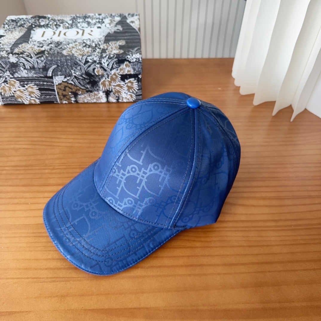 

Dior 迪奥 新款原单棒球帽， 精致純也格调很有感觉，很酷很时尚，专柜断货热门，质量超赞