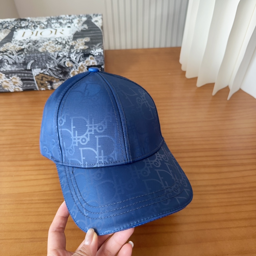 

Dior 迪奥 新款原单棒球帽， 精致純也格调很有感觉，很酷很时尚，专柜断货热门，质量超赞