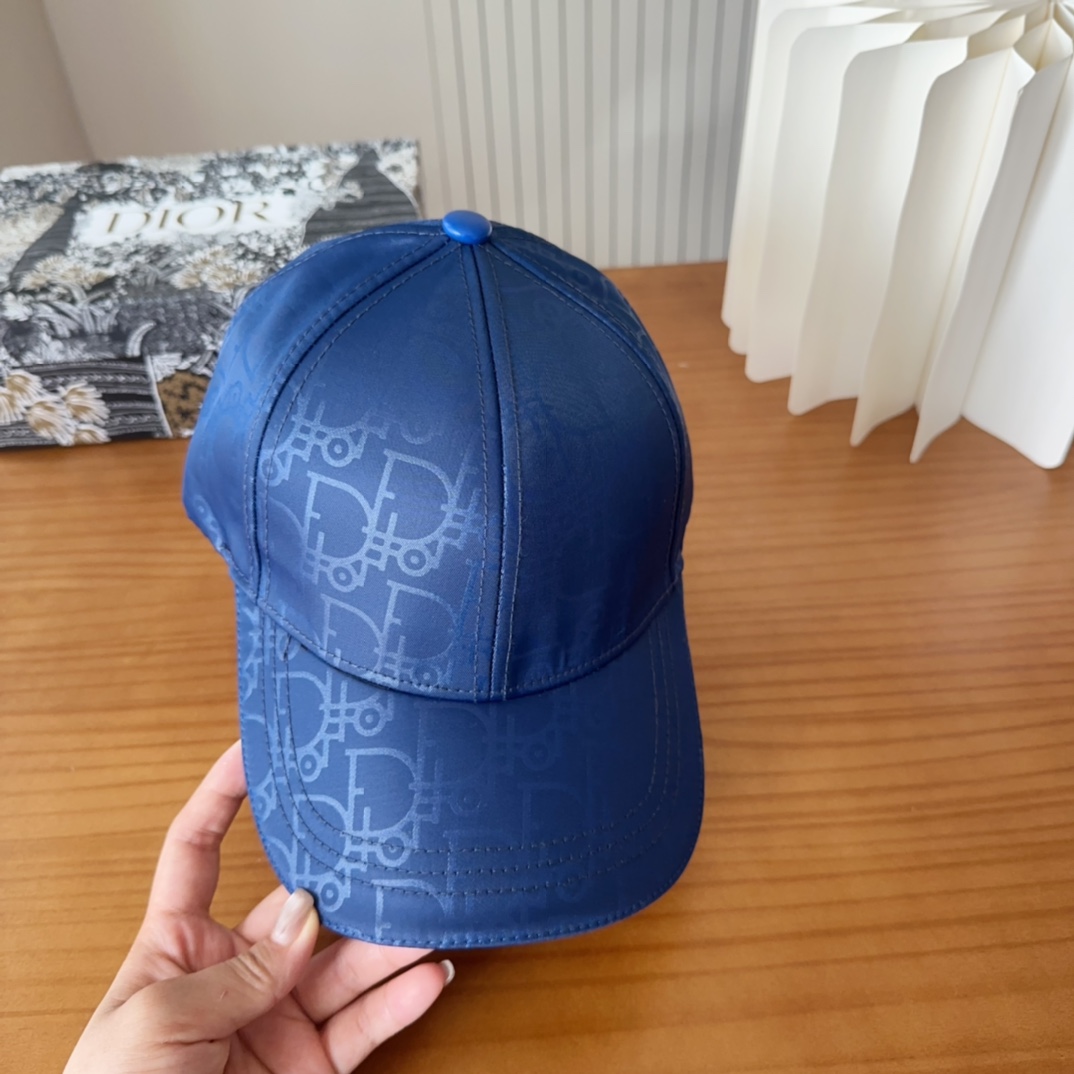 

Dior 迪奥 新款原单棒球帽， 精致純也格调很有感觉，很酷很时尚，专柜断货热门，质量超赞