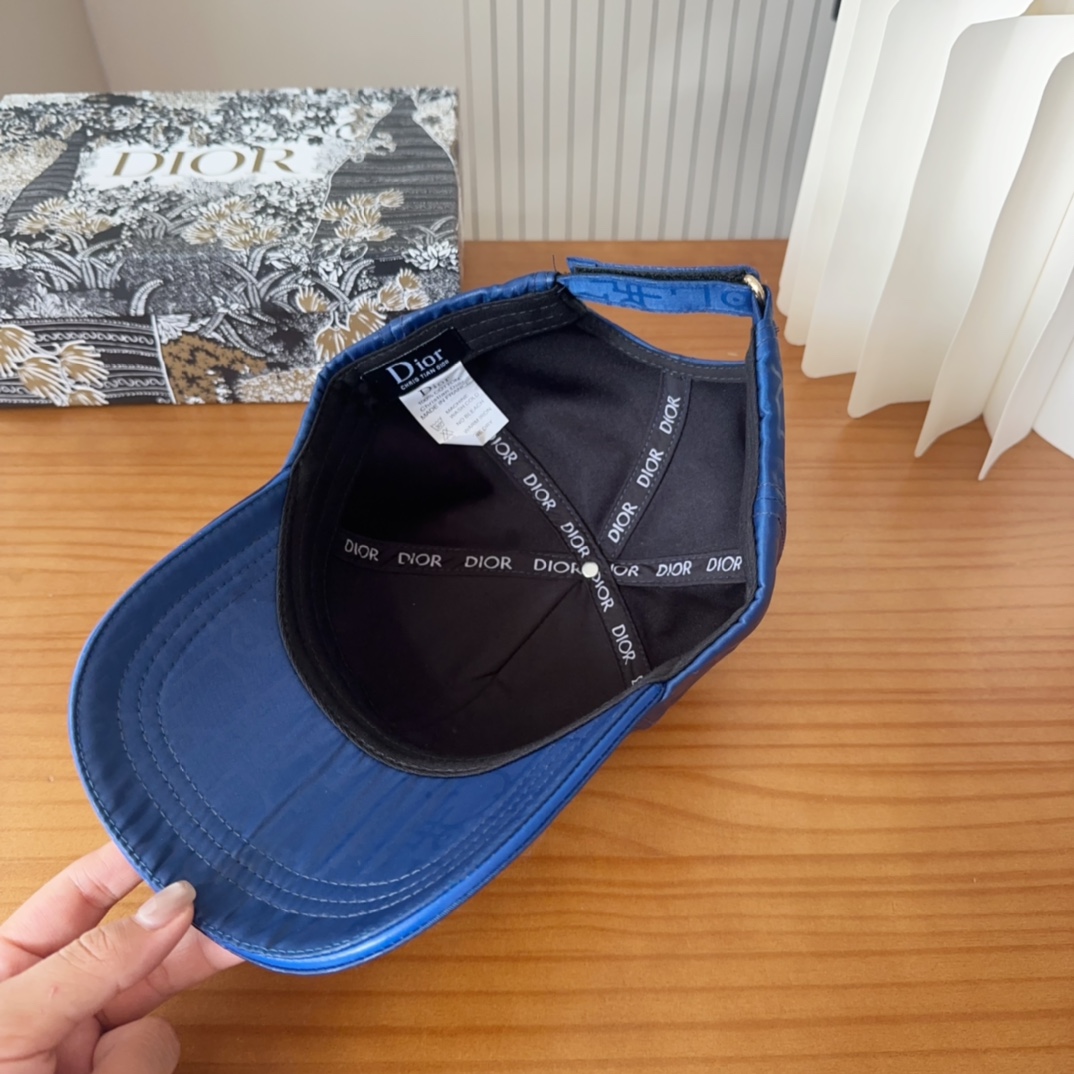 

Dior 迪奥 新款原单棒球帽， 精致純也格调很有感觉，很酷很时尚，专柜断货热门，质量超赞