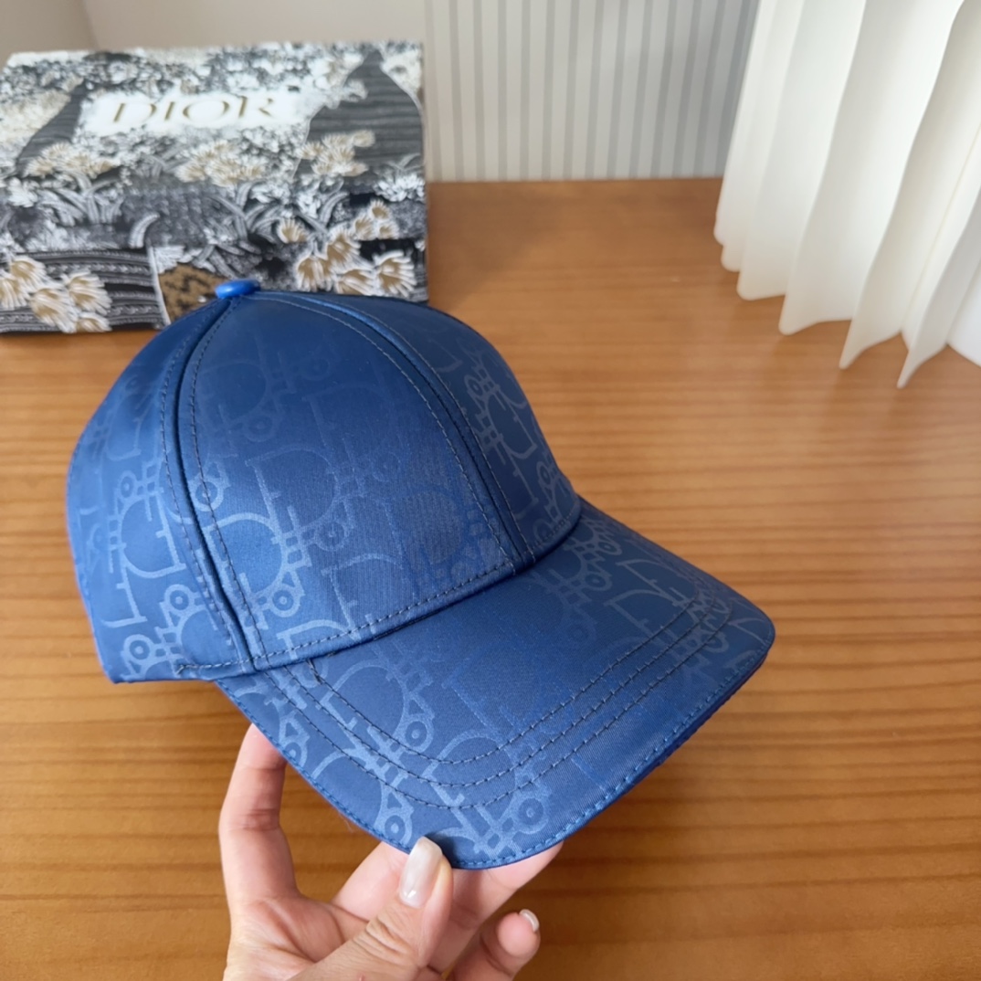 

Dior 迪奥 新款原单棒球帽， 精致純也格调很有感觉，很酷很时尚，专柜断货热门，质量超赞