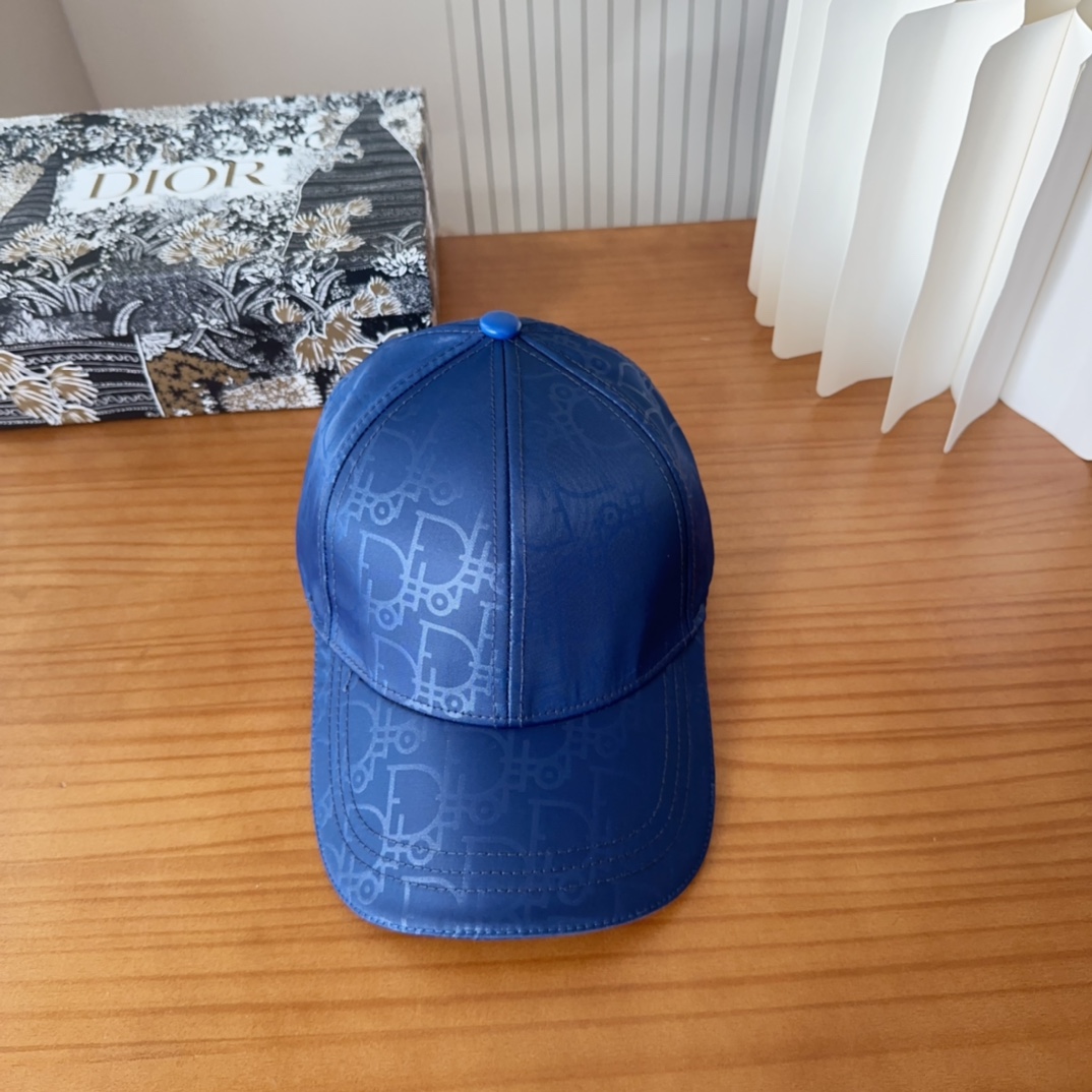 

Dior 迪奥 新款原单棒球帽， 精致純也格调很有感觉，很酷很时尚，专柜断货热门，质量超赞