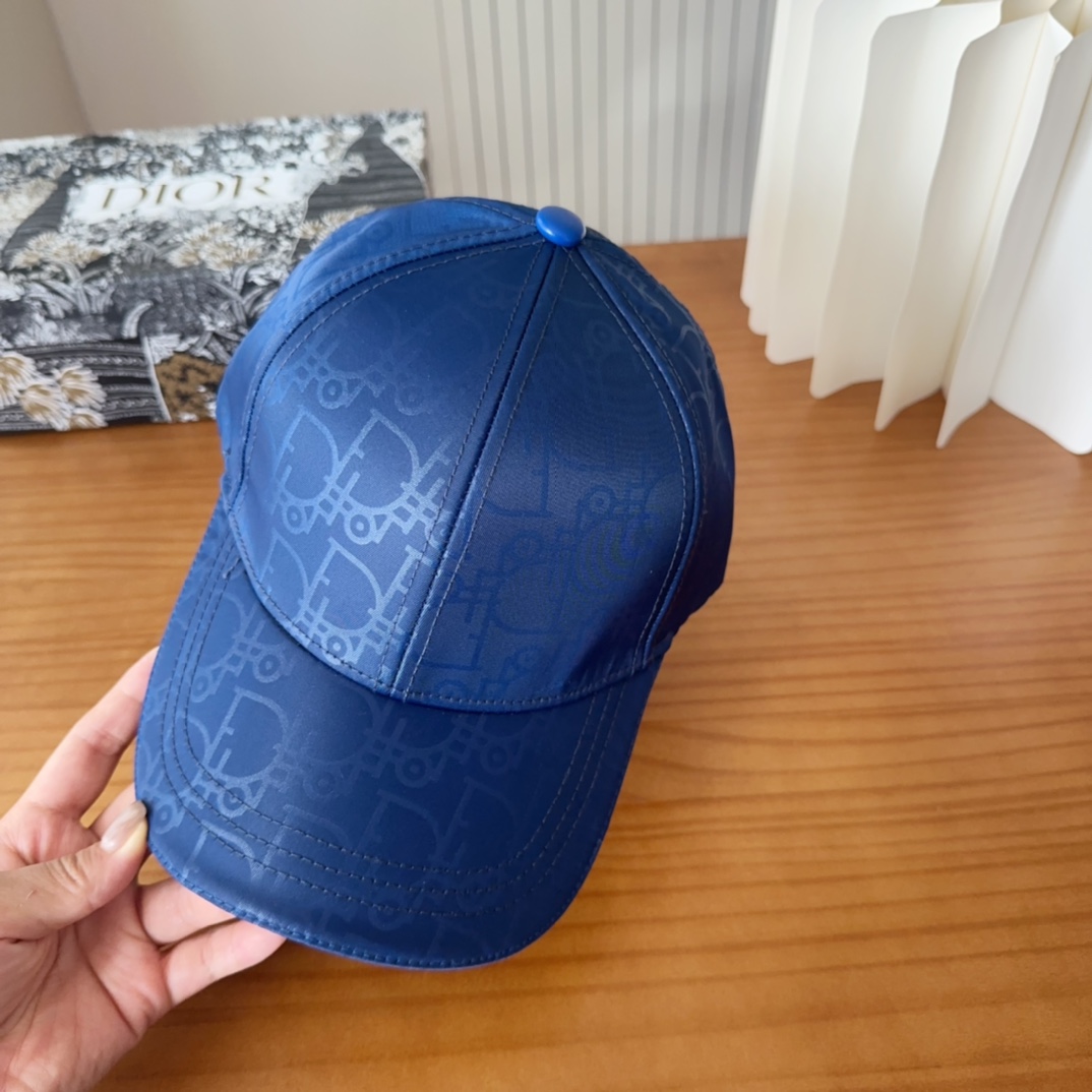 

Dior 迪奥 新款原单棒球帽， 精致純也格调很有感觉，很酷很时尚，专柜断货热门，质量超赞