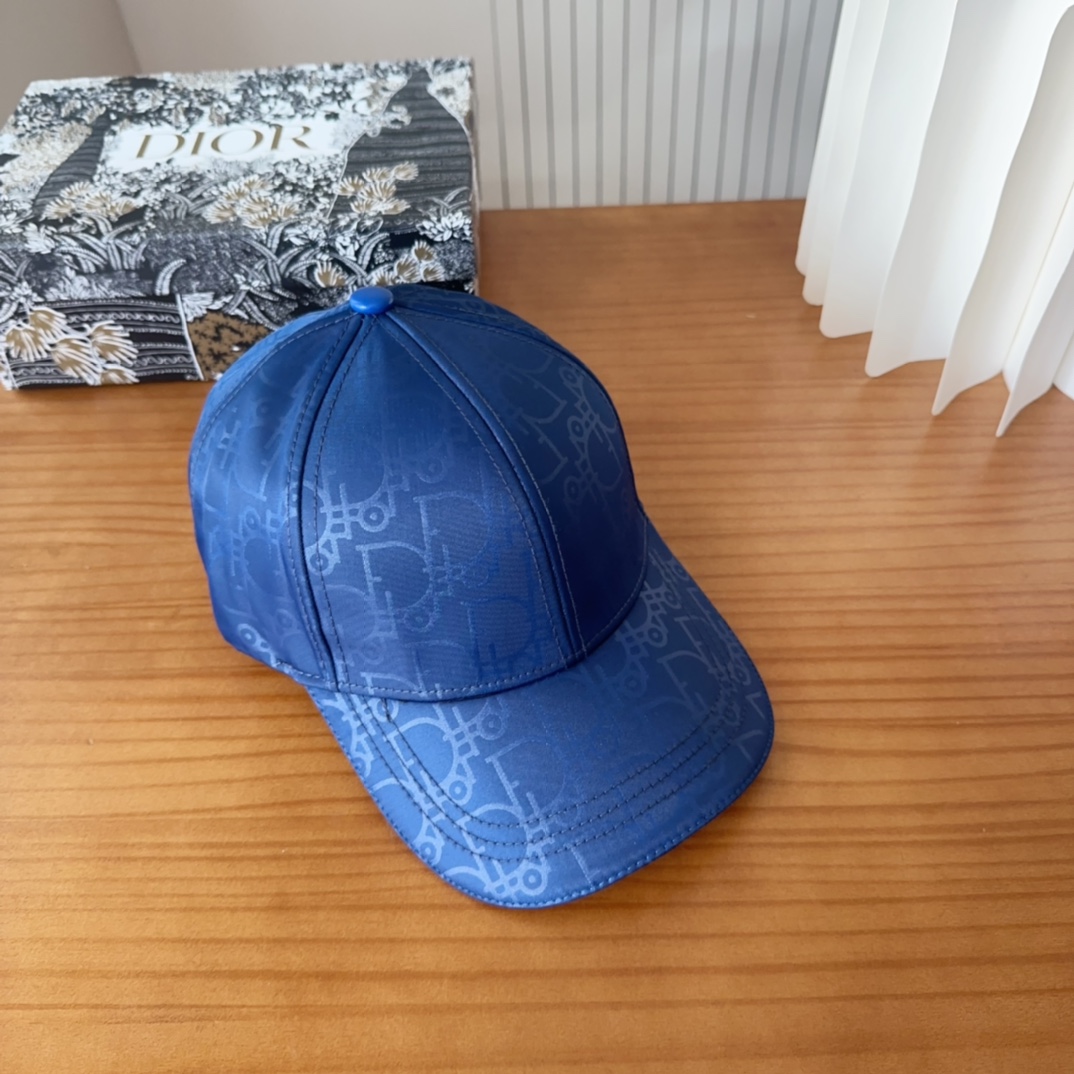 

Dior 迪奥 新款原单棒球帽， 精致純也格调很有感觉，很酷很时尚，专柜断货热门，质量超赞