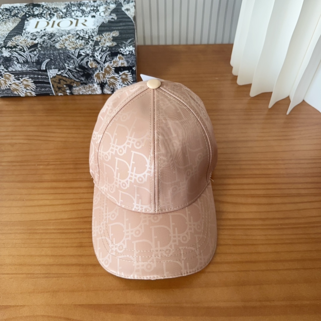 

Dior 迪奥 新款原单棒球帽， 精致純也格调很有感觉，很酷很时尚，专柜断货热门，质量超赞