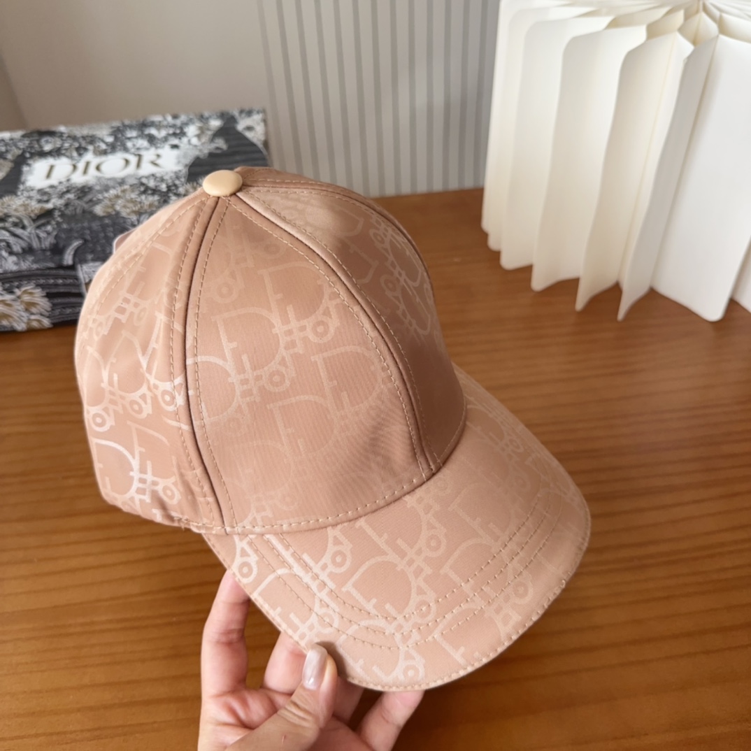 

Dior 迪奥 新款原单棒球帽， 精致純也格调很有感觉，很酷很时尚，专柜断货热门，质量超赞