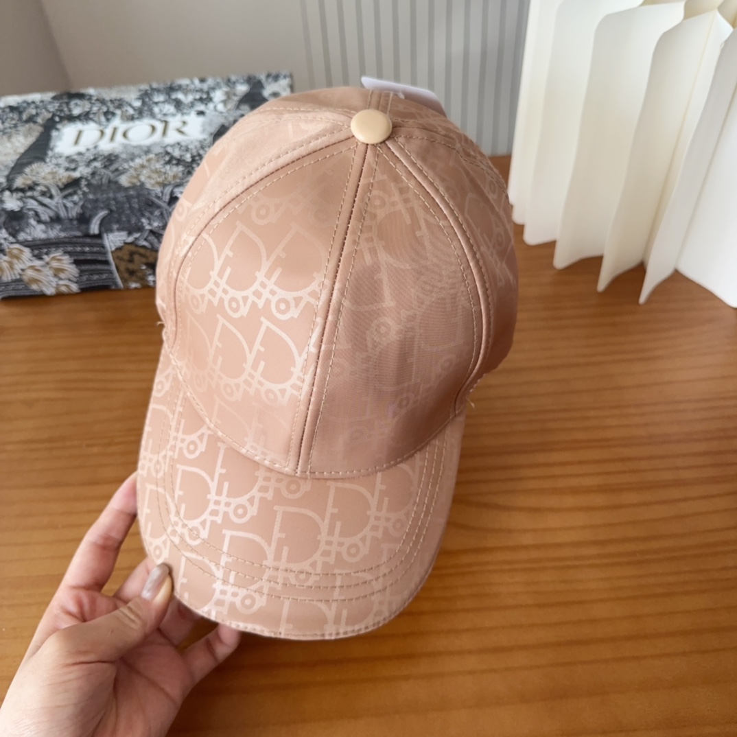 

Dior 迪奥 新款原单棒球帽， 精致純也格调很有感觉，很酷很时尚，专柜断货热门，质量超赞