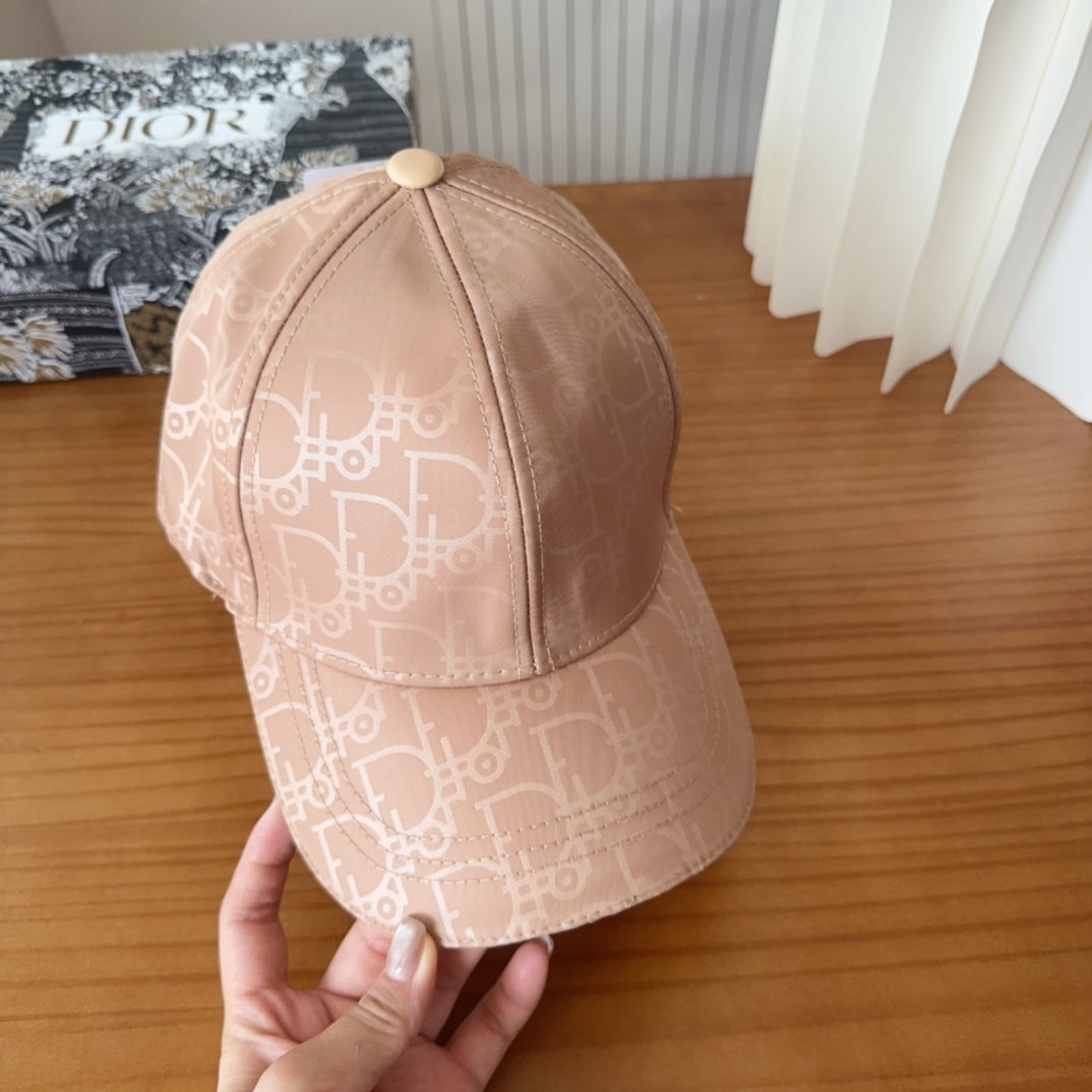 

Dior 迪奥 新款原单棒球帽， 精致純也格调很有感觉，很酷很时尚，专柜断货热门，质量超赞