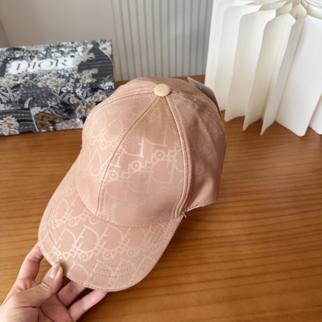 

Dior 迪奥 新款原单棒球帽， 精致純也格调很有感觉，很酷很时尚，专柜断货热门，质量超赞