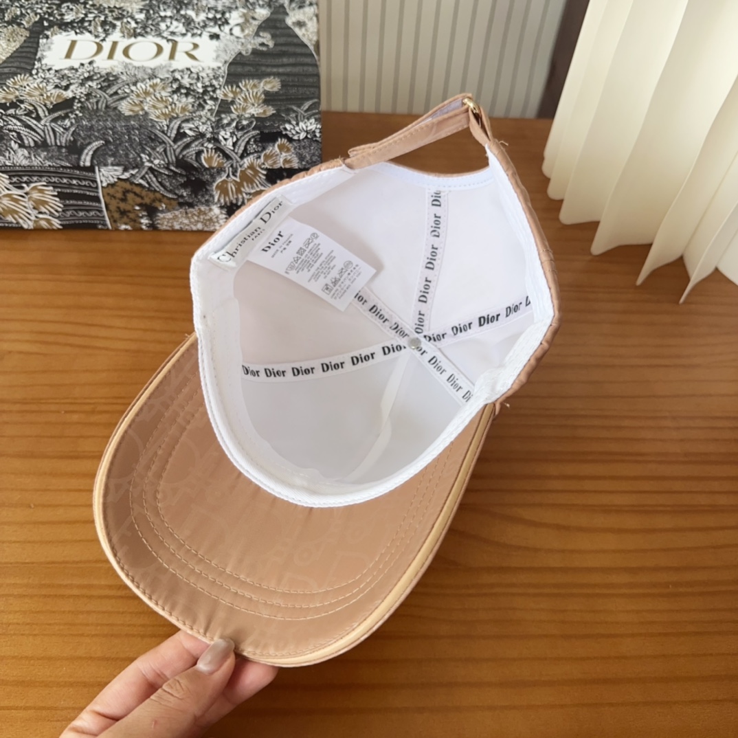 

Dior 迪奥 新款原单棒球帽， 精致純也格调很有感觉，很酷很时尚，专柜断货热门，质量超赞