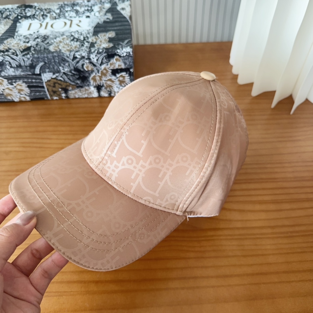 

Dior 迪奥 新款原单棒球帽， 精致純也格调很有感觉，很酷很时尚，专柜断货热门，质量超赞