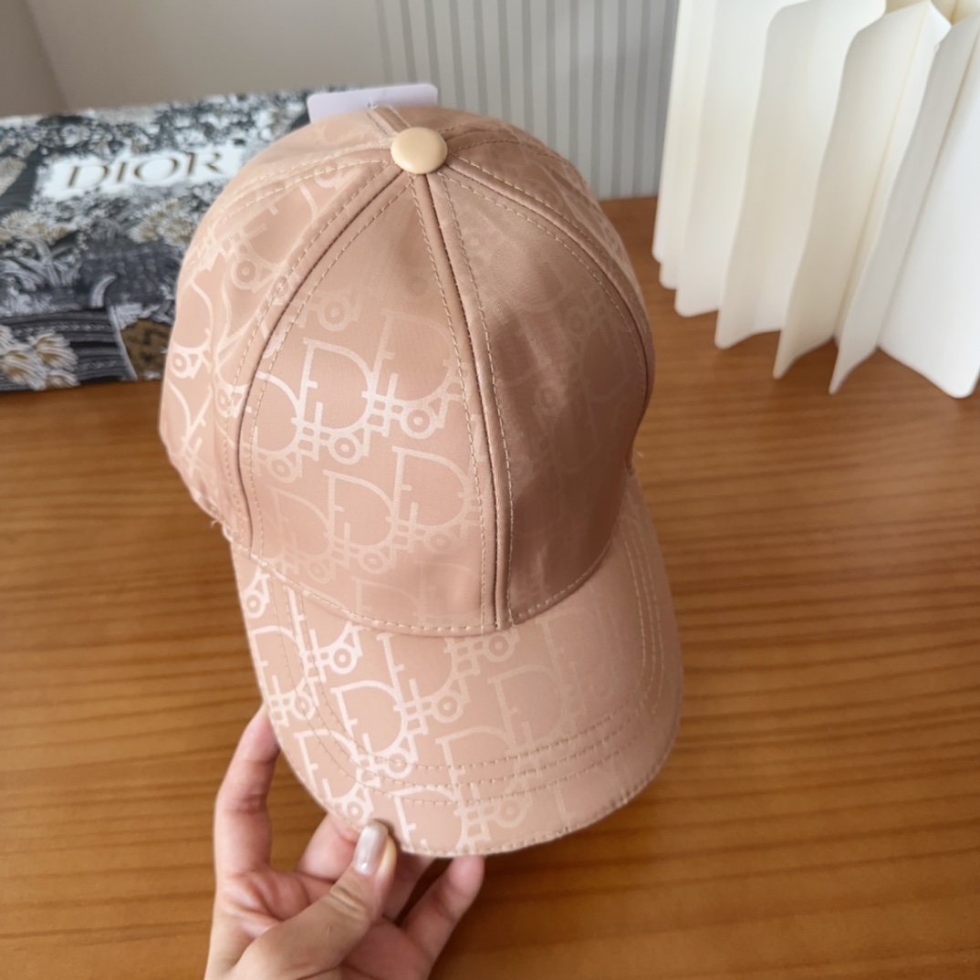 

Dior 迪奥 新款原单棒球帽， 精致純也格调很有感觉，很酷很时尚，专柜断货热门，质量超赞