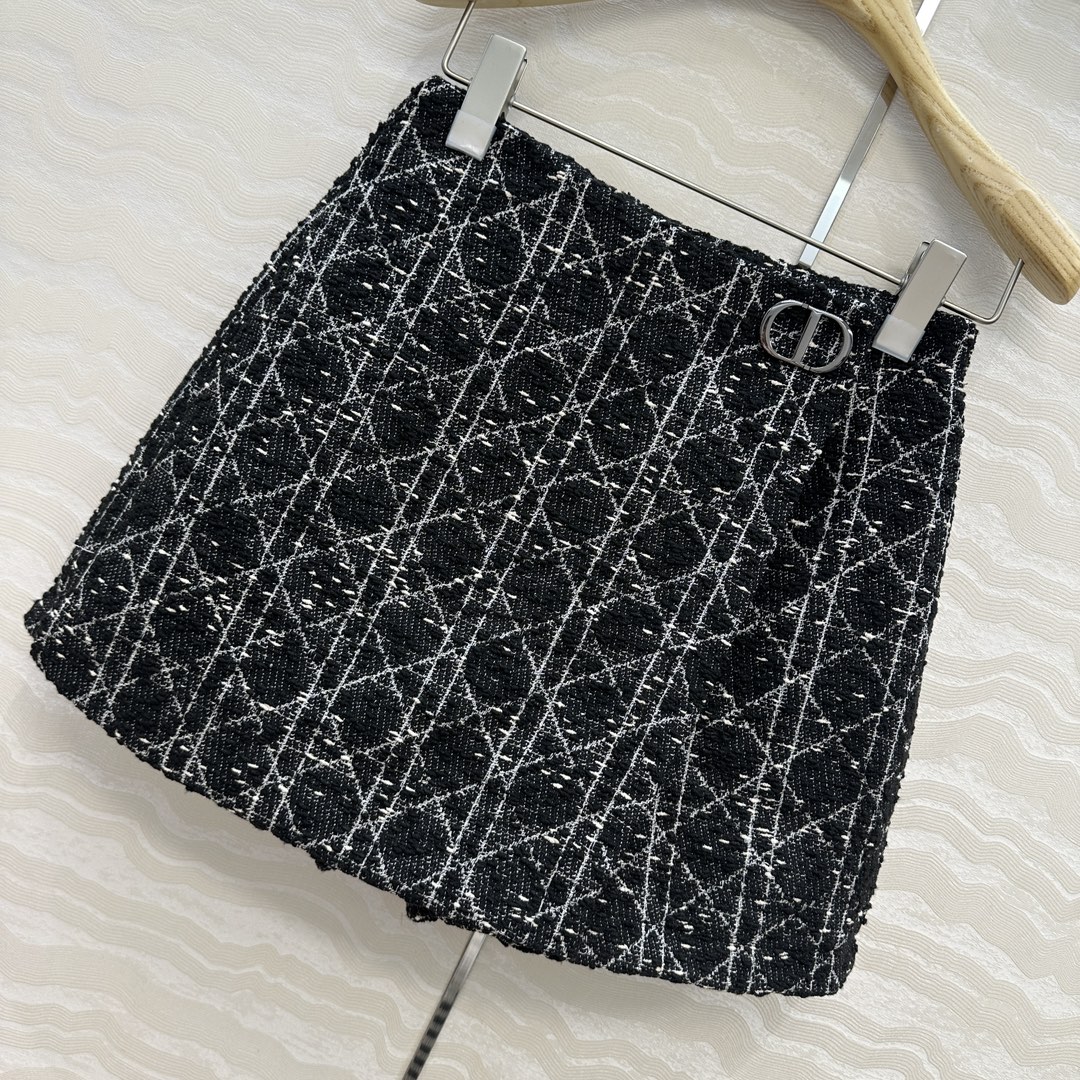 爆单推荐❤️原单品质！Miss D 25早秋新品戴妃藤格纹经典短裤裙，白富美必入单品，搭配设计裤裙。开发