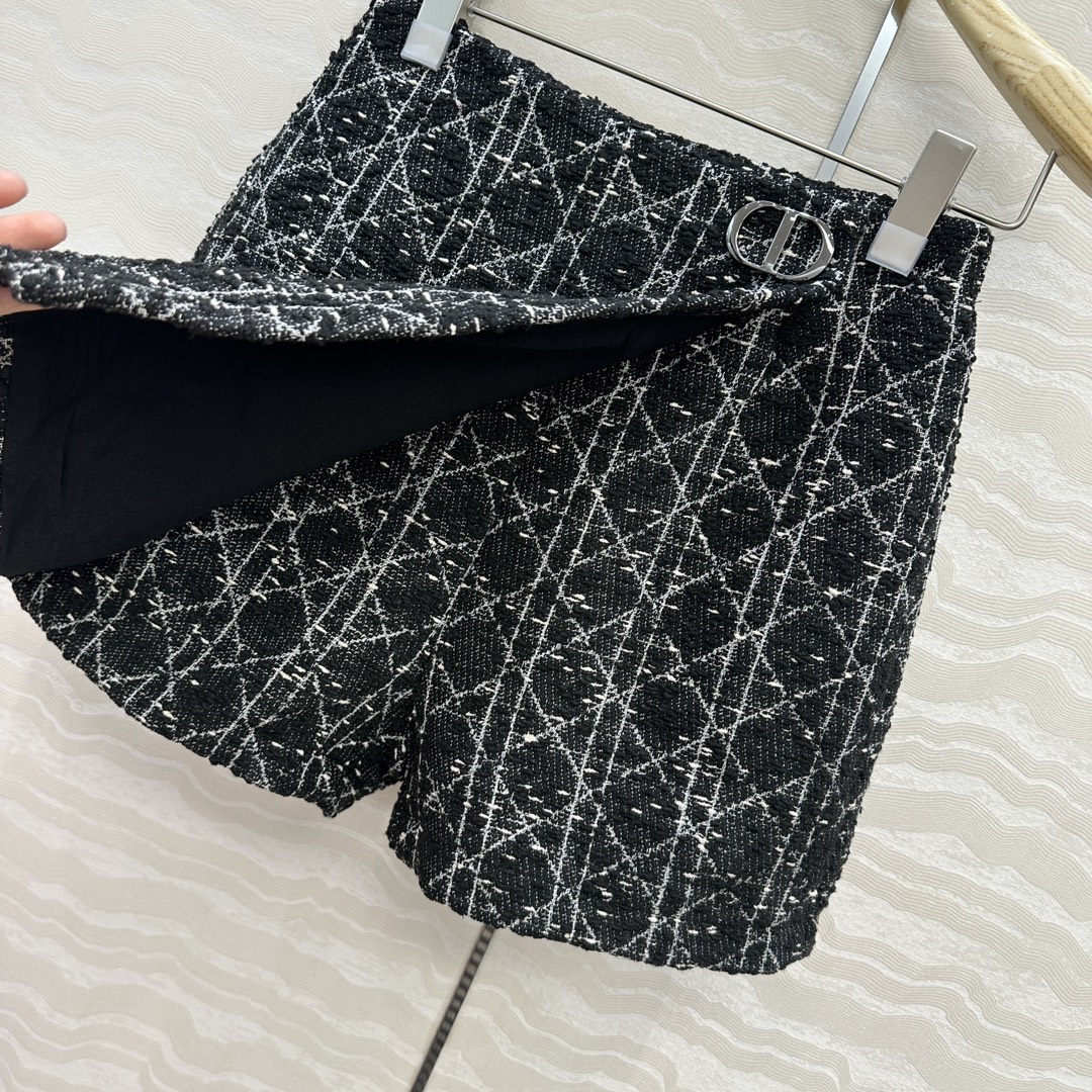 爆单推荐❤️原单品质！Miss D 25早秋新品戴妃藤格纹经典短裤裙，白富美必入单品，搭配设计裤裙。开发