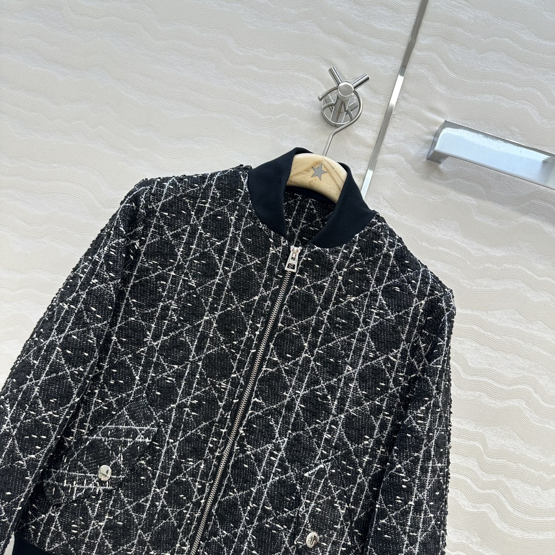 爆单推荐❤️原单品质！Miss D 25早秋新品戴妃藤格纹棒球夹克外套，白富美必入单品，开发定制立体编织