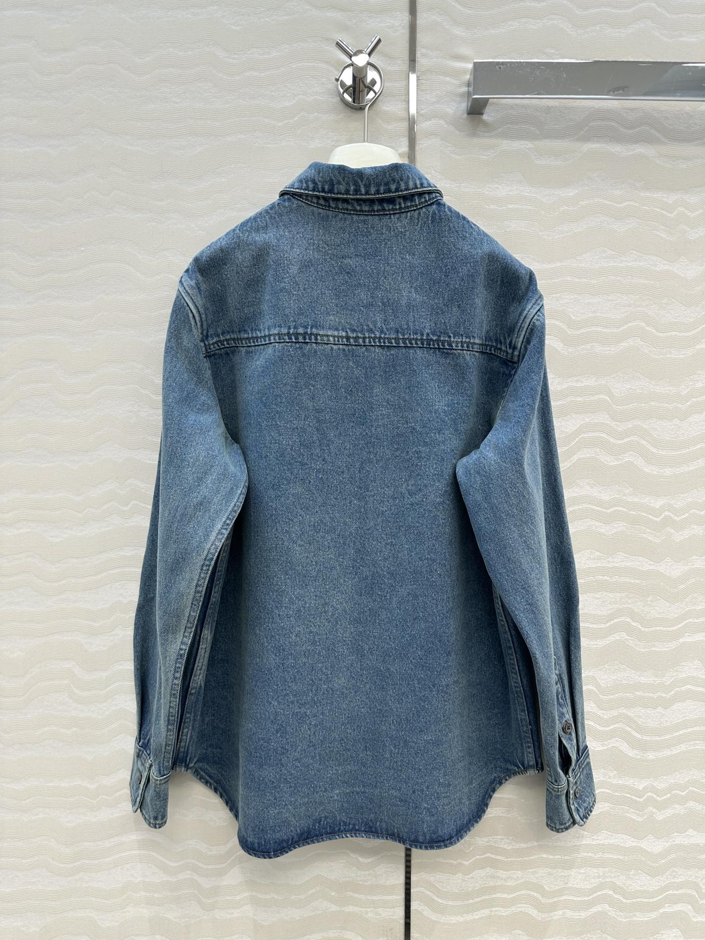 独家首发❤️爆单推荐，Am时髦精穿搭！复古洗水蓝丹宁 男朋友牛仔衬衫外套！可露丽🤎咖色爱心刺绣logo。