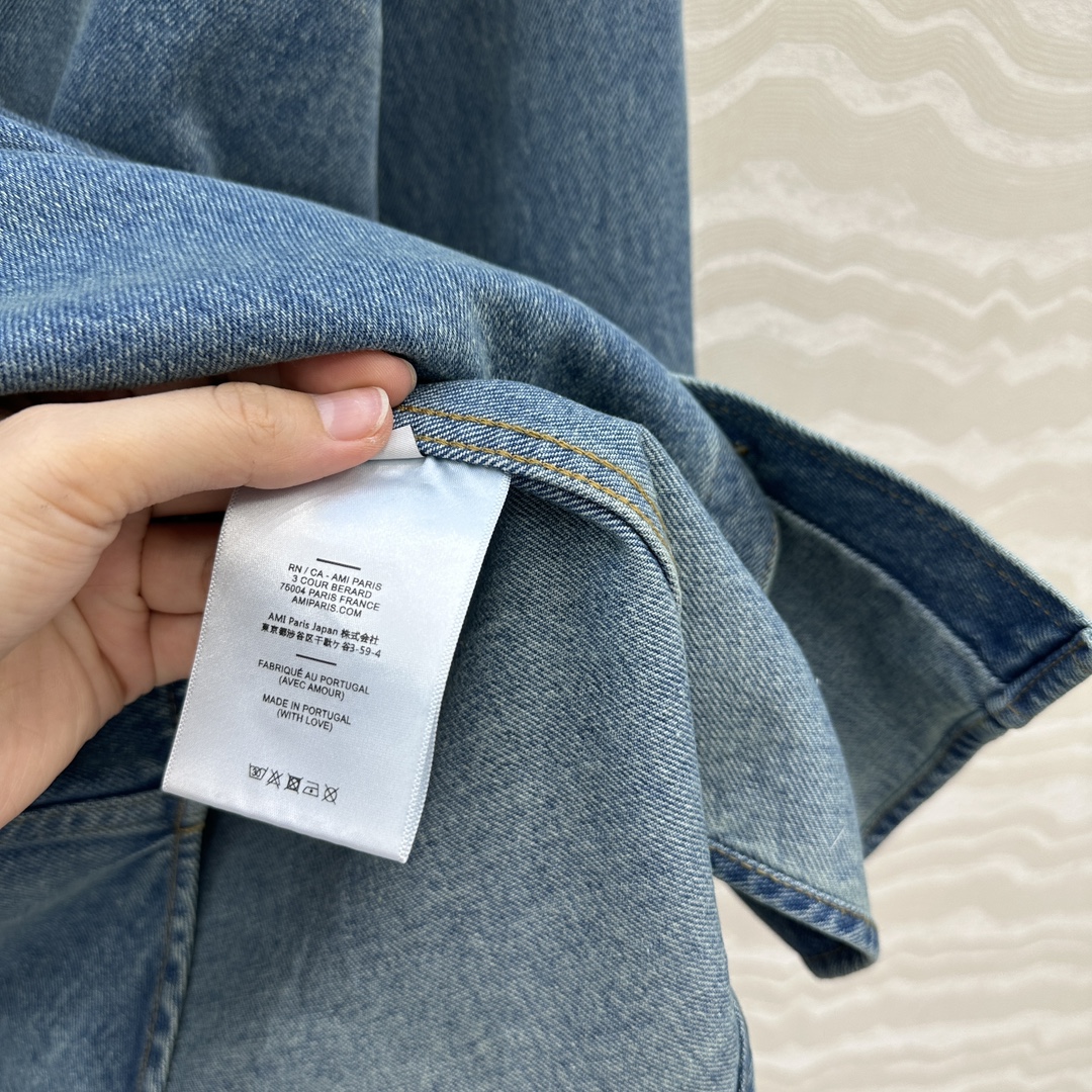 独家首发❤️爆单推荐，Am时髦精穿搭！复古洗水蓝丹宁 男朋友牛仔衬衫外套！可露丽🤎咖色爱心刺绣logo。