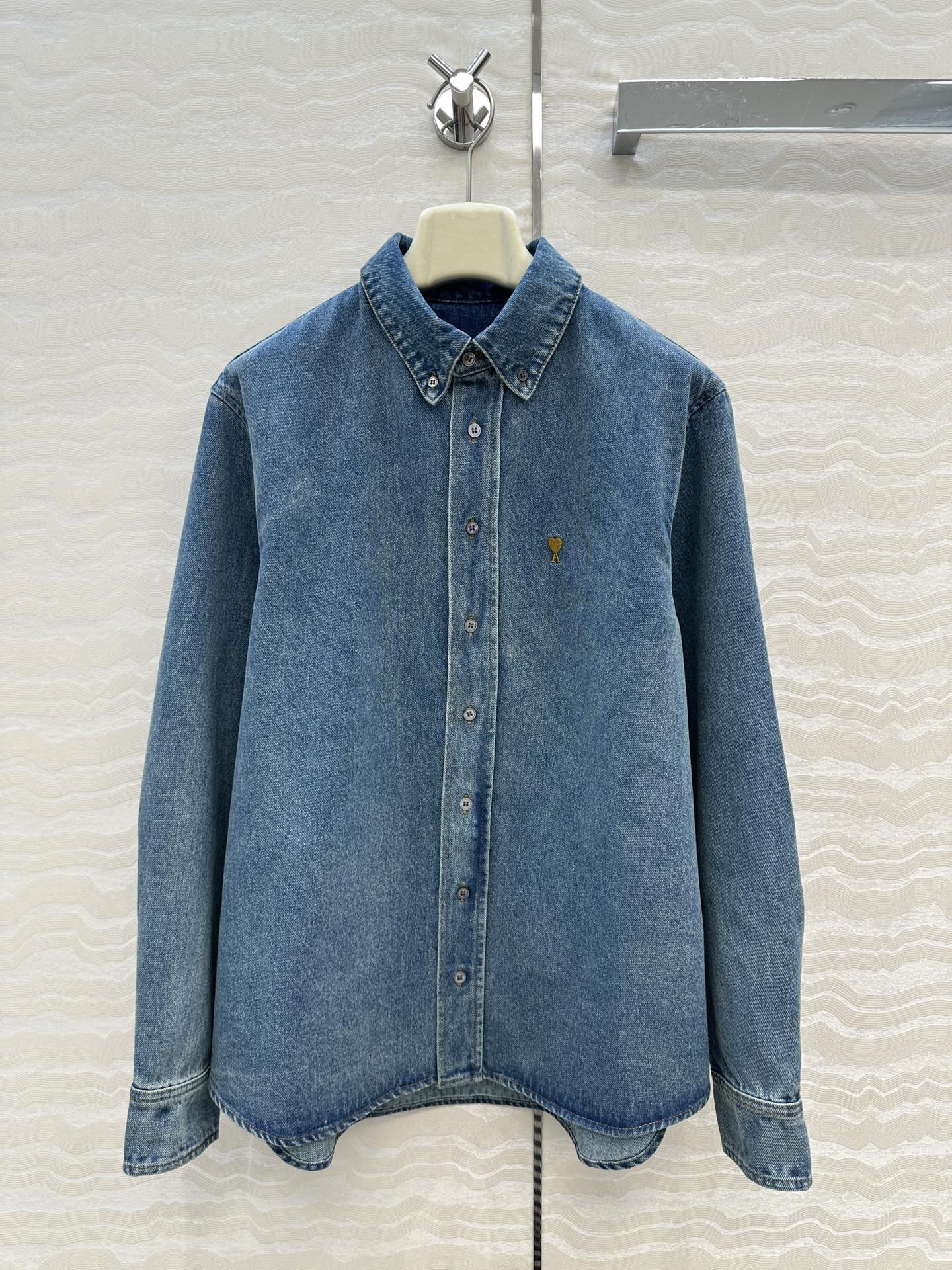 独家首发❤️爆单推荐，Am时髦精穿搭！复古洗水蓝丹宁 男朋友牛仔衬衫外套！可露丽🤎咖色爱心刺绣logo。