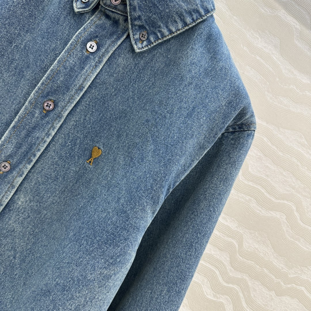 独家首发❤️爆单推荐，Am时髦精穿搭！复古洗水蓝丹宁 男朋友牛仔衬衫外套！可露丽🤎咖色爱心刺绣logo。