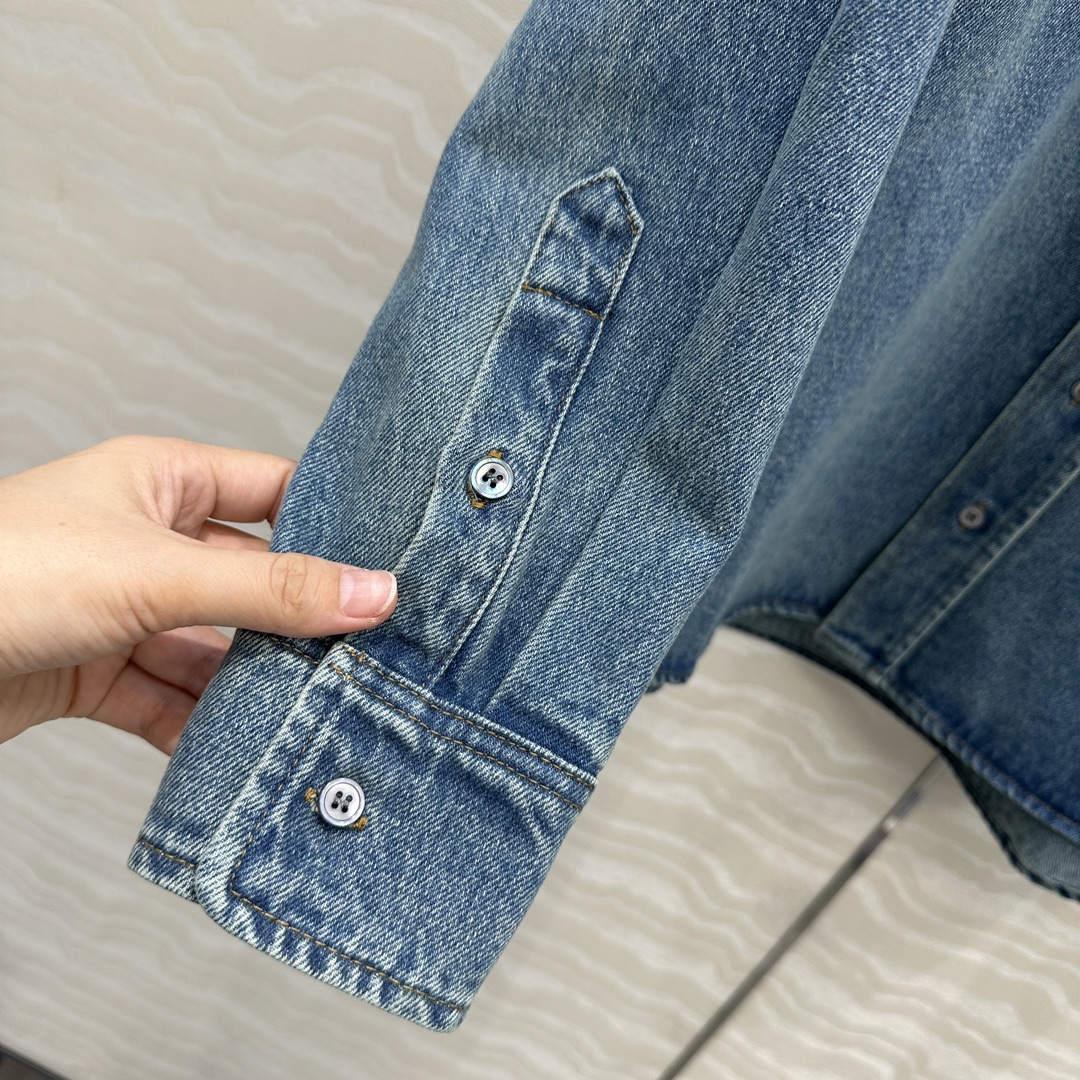 独家首发❤️爆单推荐，Am时髦精穿搭！复古洗水蓝丹宁 男朋友牛仔衬衫外套！可露丽🤎咖色爱心刺绣logo。